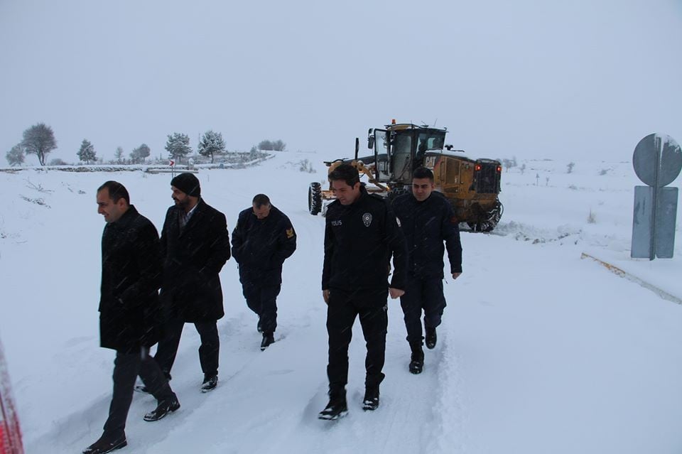 Köy yollarını açma çalışmalarını yerinde denetledi 