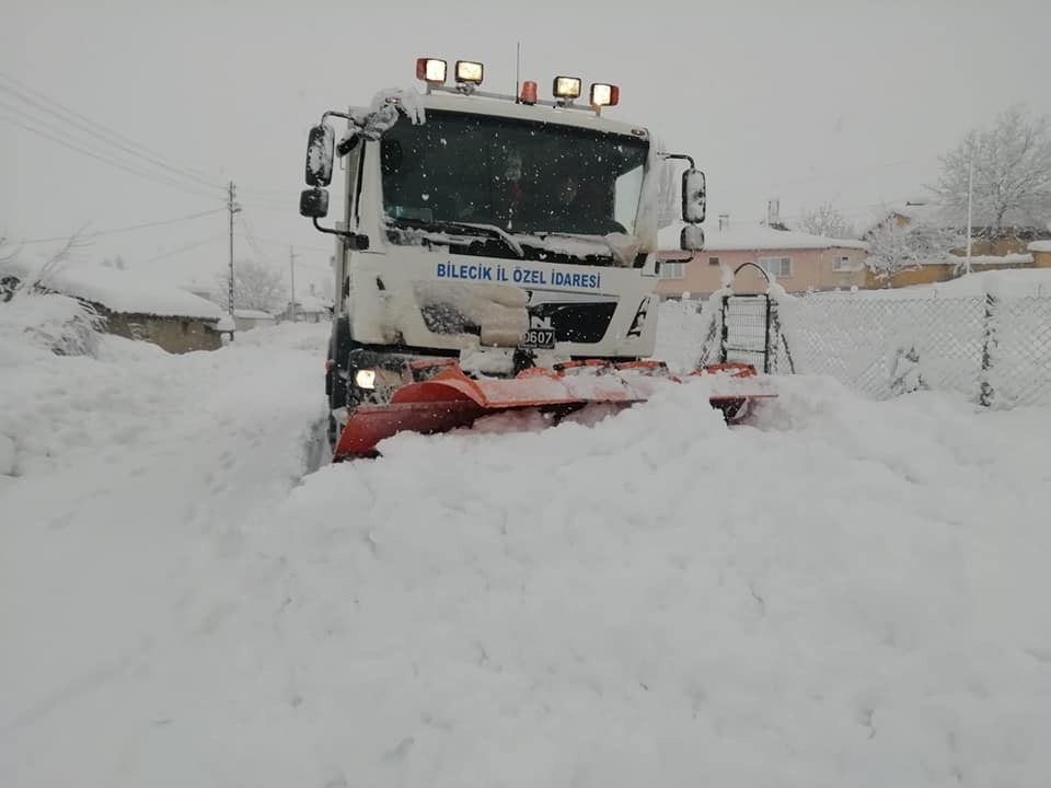 Köy yollarının açılması için seferber oldular 