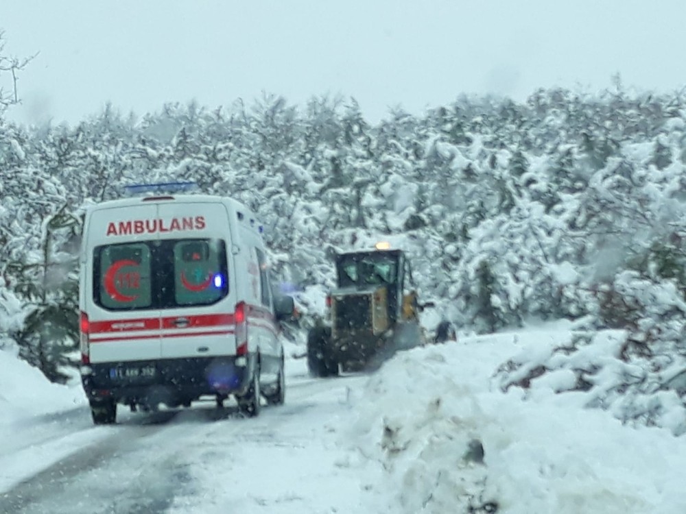 Köy yolu kapandı, hastanın imdadına İl Özel İdaresi yetişti 