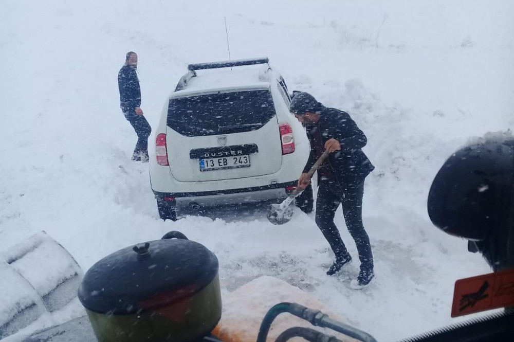 Köy yolunda mahsur kalan araçlar kurtarıldı 