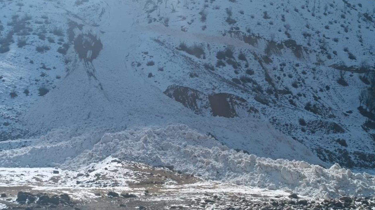 Köy yolundaki çığ temizlendi