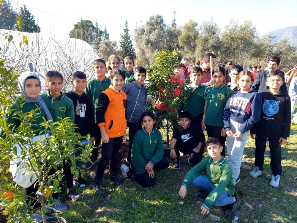 Köyceğiz’de okul bahçesini meyve ağaçları ile donattılar