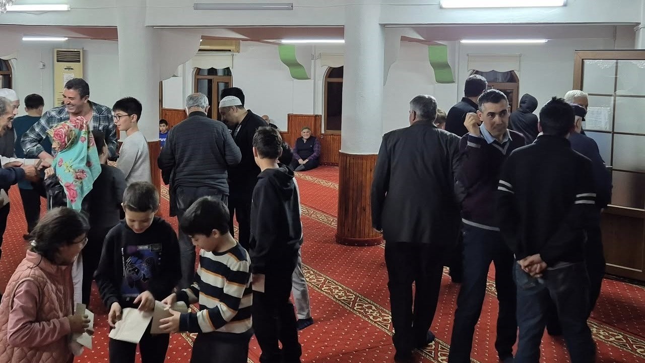 Köyceğiz’de teravihe devam eden çocuklara bayram harçlığı sürprizi