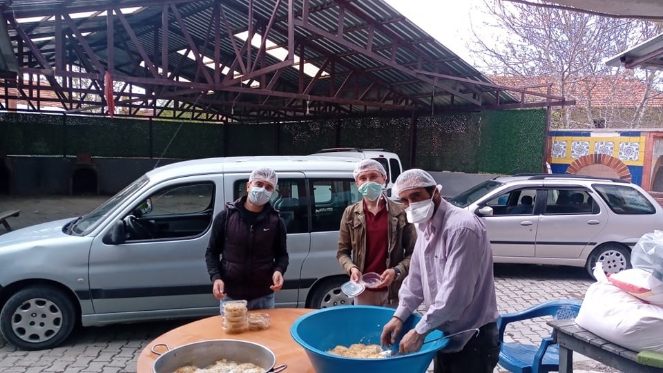 Köyde 75 aileye gıda yardımı, 65 aileye hergün yemek 