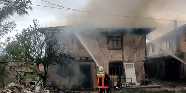 Köyde çıkan yangında bir ev cayır cayır yandı