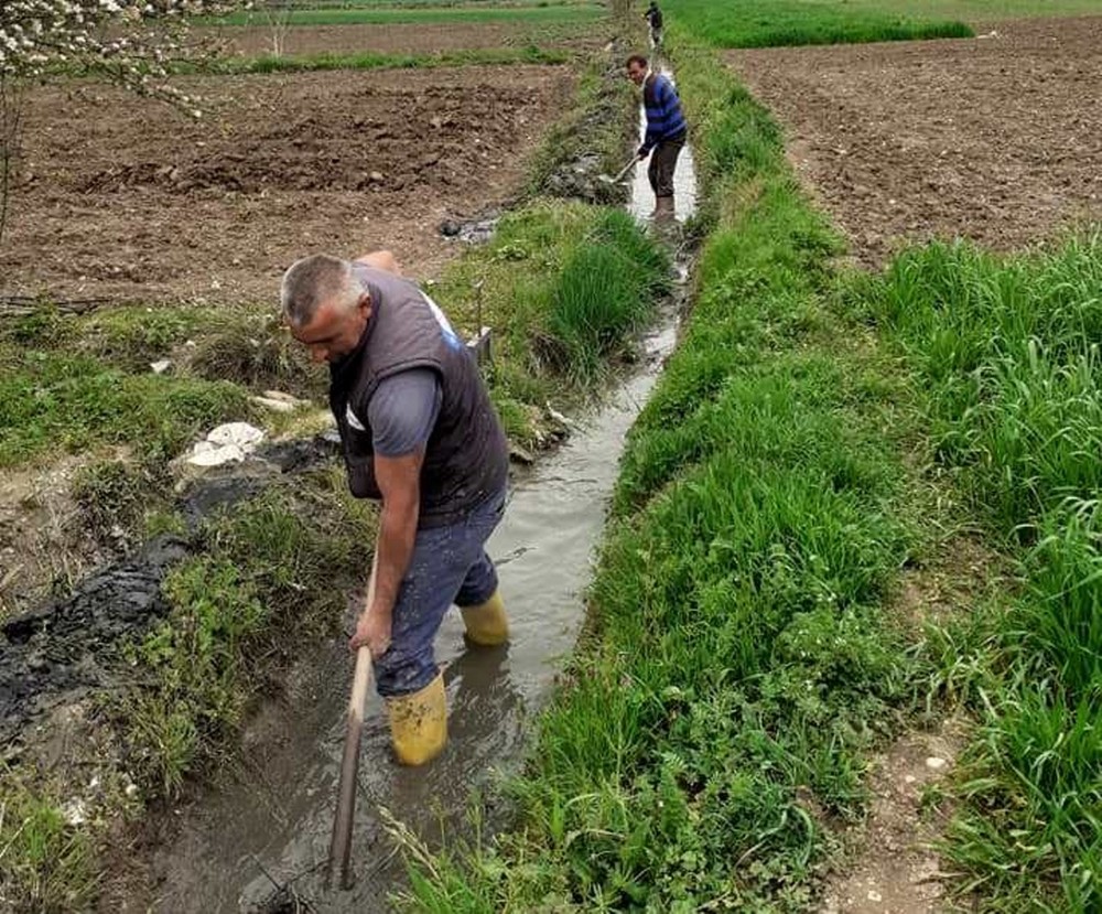 Köyde imece usulü sulama kanalı temizliği 