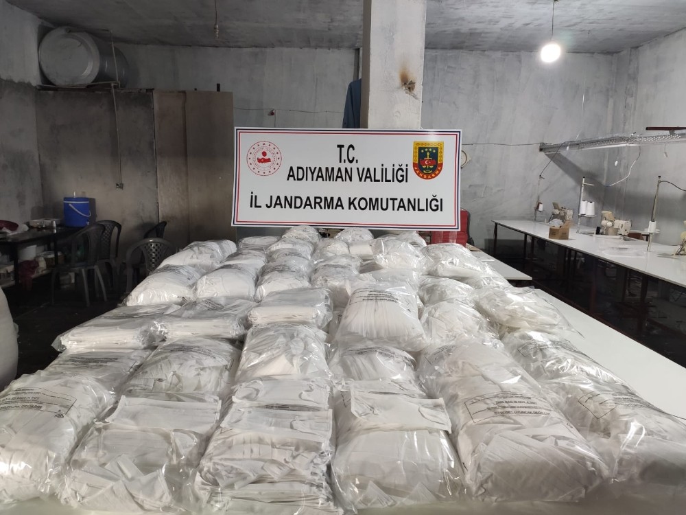 Köyde izinsiz koruyucu maske üreten işletmeye operasyon 