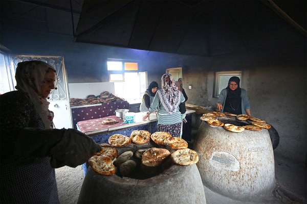 Köyde kurduğu tandırla 7 kadına istihdam sağladı
