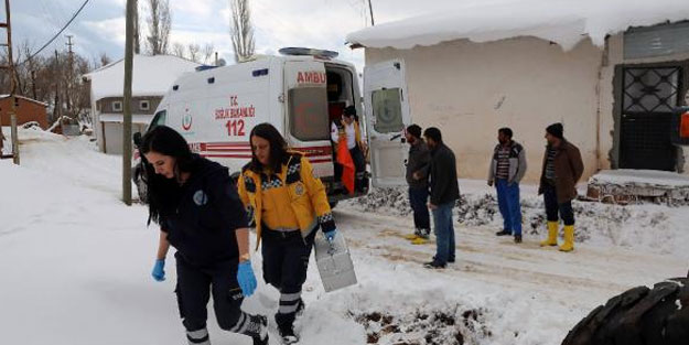 Köyde mahsur kalan hasta, yolun açılmasıyla hastaneye yetiştirildi
