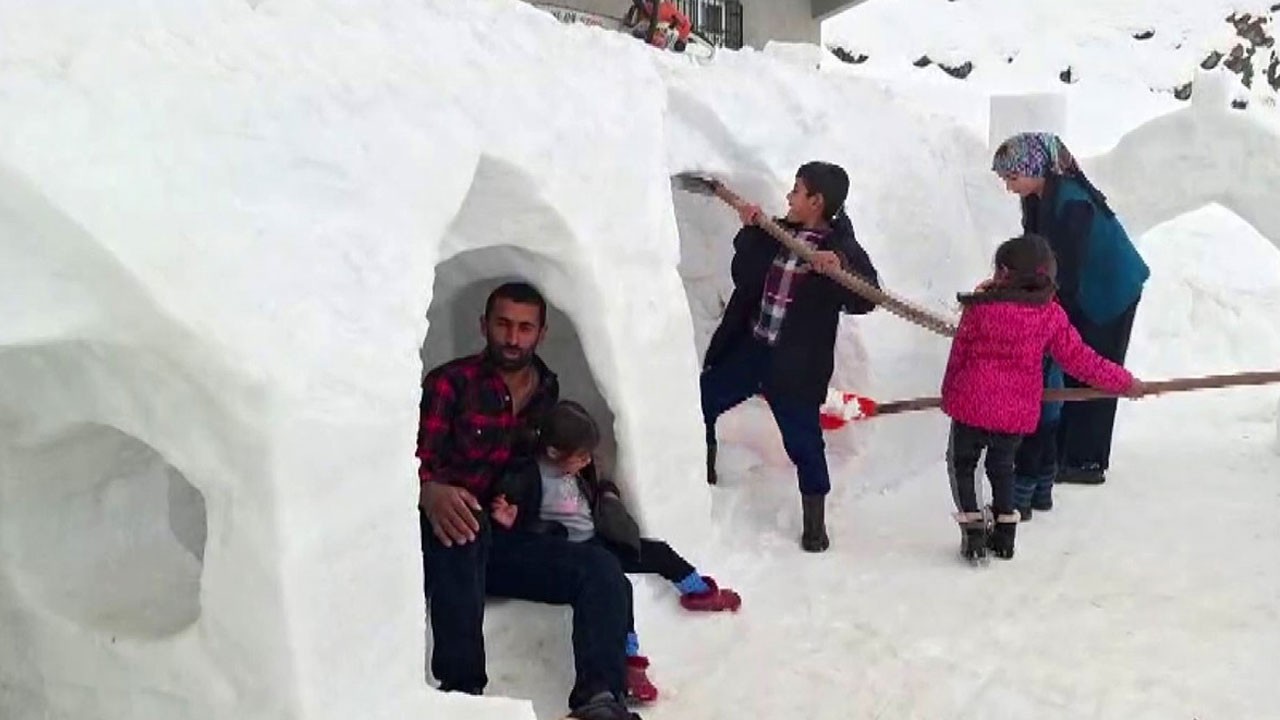 Köyde park yoktu, çözümü karda buldular