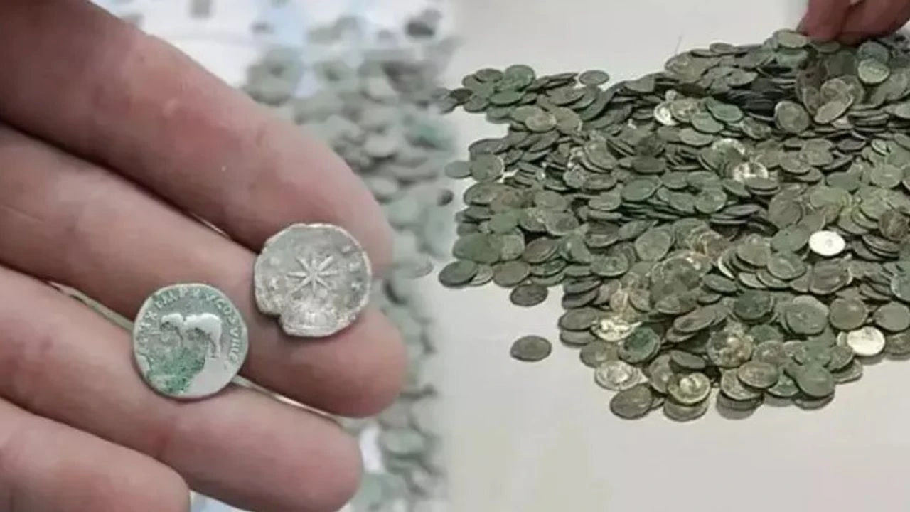 Köyde yürüyüş yaparken 2 bin yıllık hazine buldu!