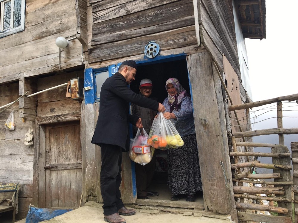 Köydeki yaşlıların ihtiyaçları muhtar ve imamlar tarafından karşılanıyor 