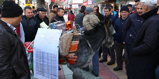 Köyden şehire akü ve siren taktığı eşeğiyle geldi