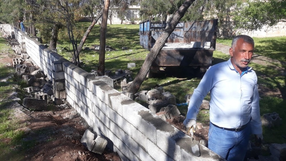 Köye işçi almayan muhtar, köyün duvarını kendisi ördü 