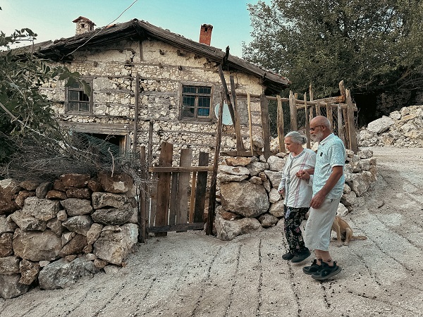 Köye yerleşip Alzheimer hastası eşine hayatını adadı