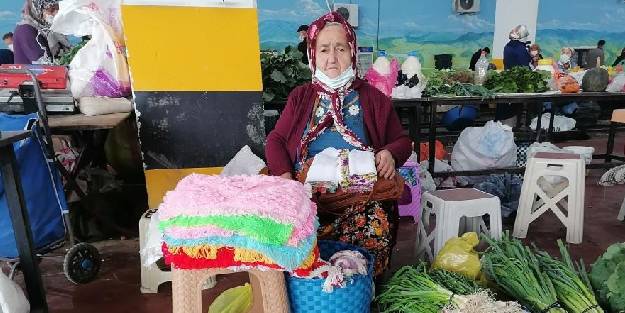 Köylü kadınlar geçimini pazarcılık yaparak sağlıyor