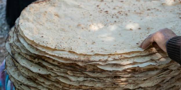 Köylü kadınların yufka ekmeği pişirme geleneği