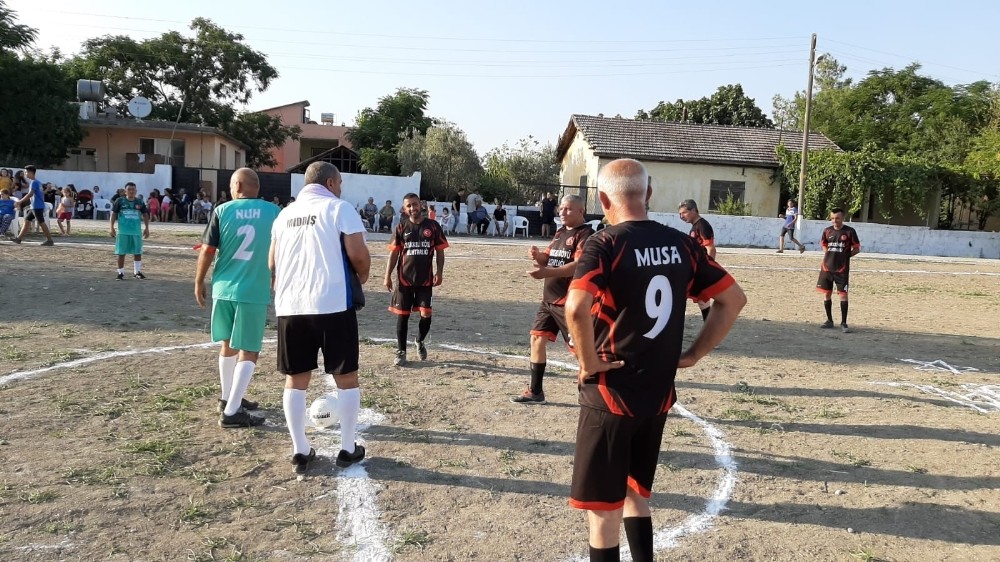 Köylüler 70 yıllık çöplüğü futbol sahası yaptılar 