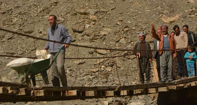 Köylüler asma köprü çilesine son verilmesini istiyor