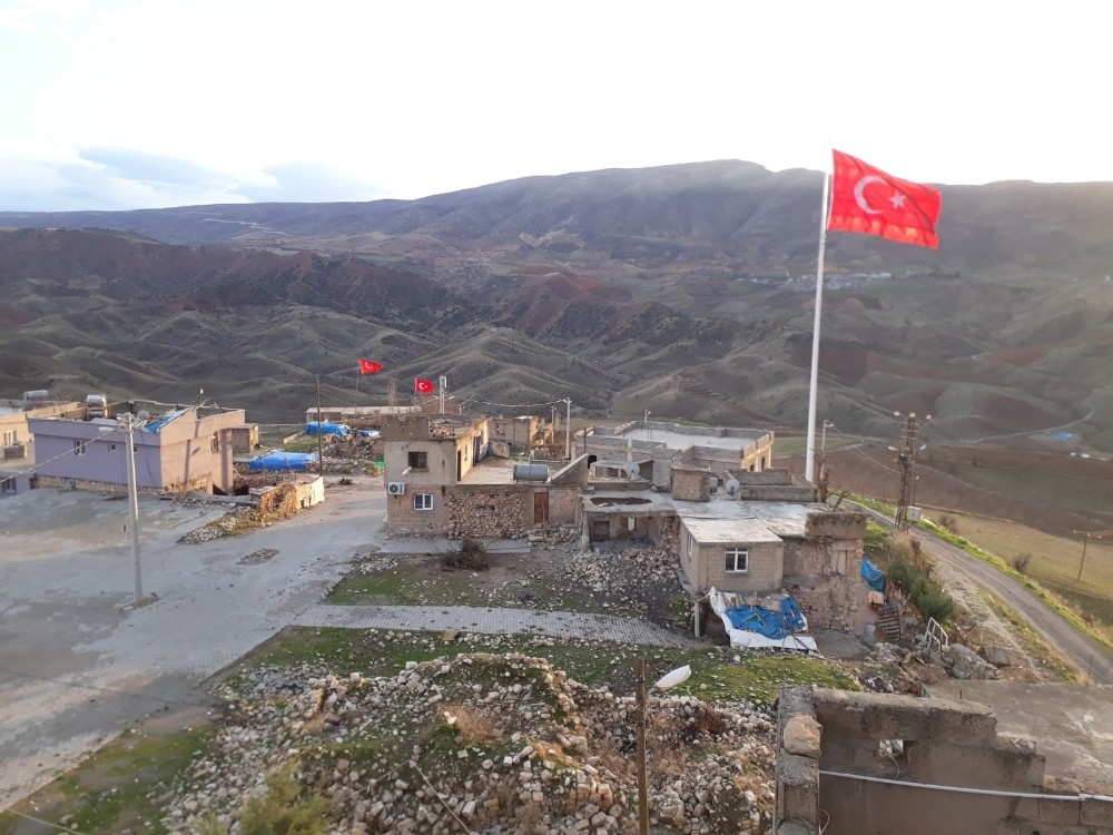 Köylüler, dev Türk bayrağını köyün en tepesinde dalgalandırdı 
