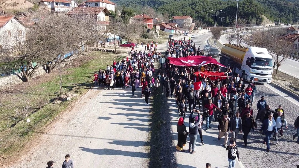Köylüler kara yolunda yürüyerek Mehmetçik’e destek verdi 