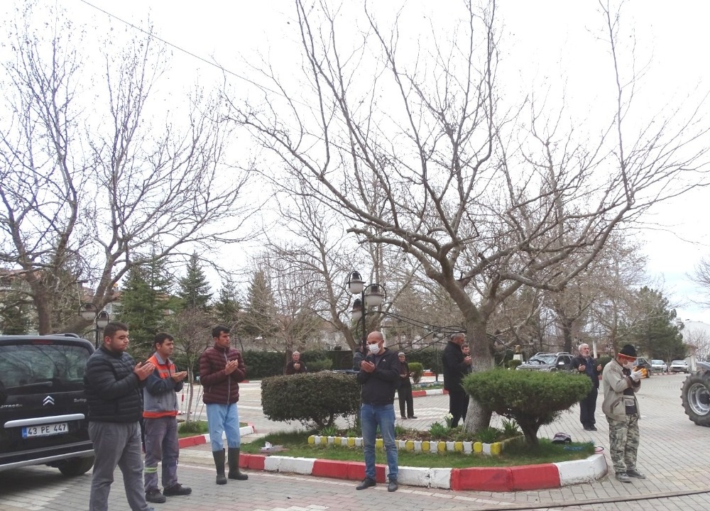 Köylüler Korona virüsten kurtulmak için kurban kesip dua ettiler 