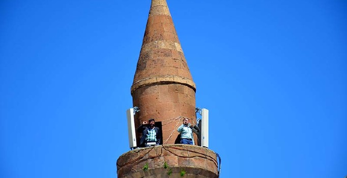 köylüler telefonla konuşmak için minareye çıkıyor