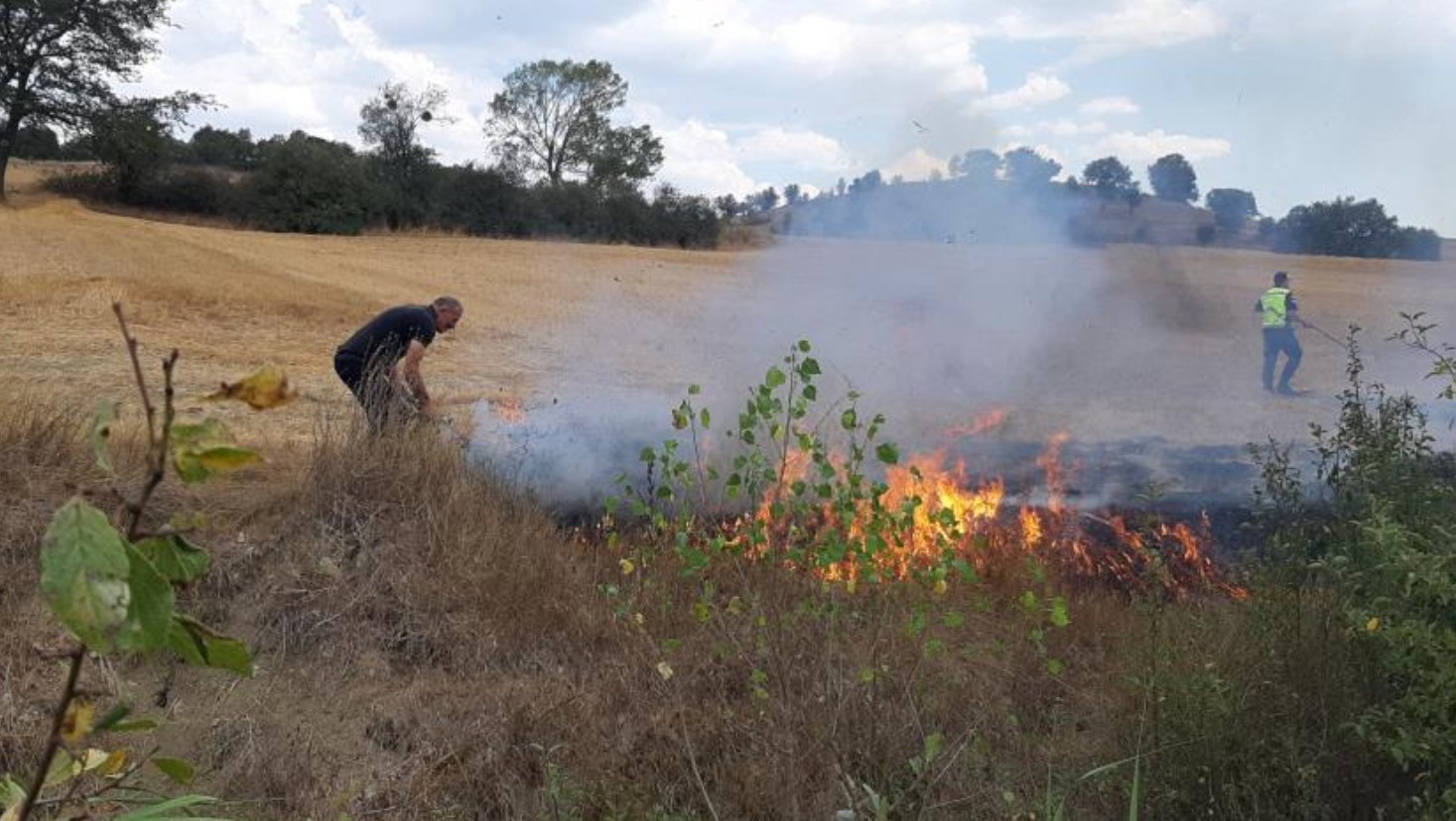 Köylüler yetişti! Alevler erkenden söndürüldü