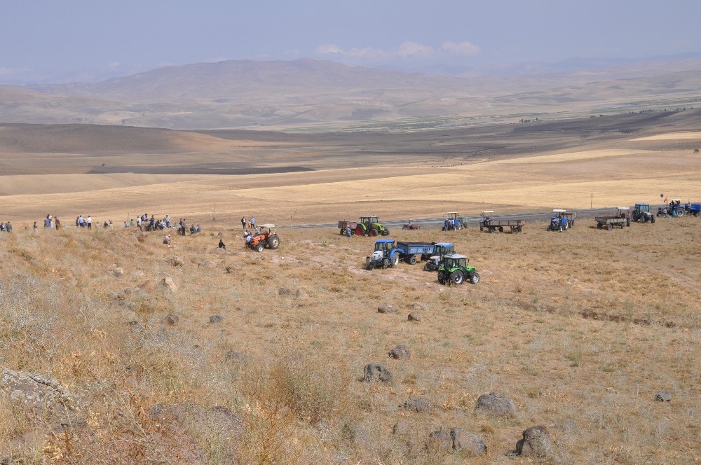 Köylülerden traktörlü 