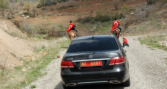 Köylülerden valiye atlı eskortluk