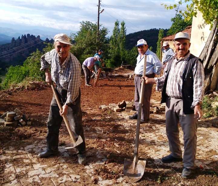 Köylülerin imece usulü yol bakım onarım çalışması 