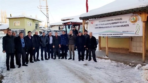 Köylülerin kurduğu kooperatife traktör desteği 