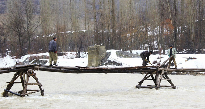 Köylülerin seyyar köprü çilesi