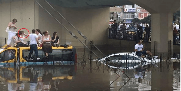 'Koyun can, kasap et derdinde!' Şoför, minibüsün üzerine çıkan yolculardan para topladı