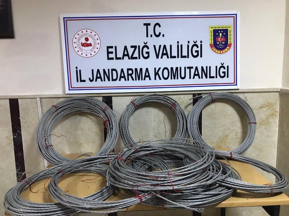 Köyün elektrik kablolarını çalan 2 şüpheli yakalandı 