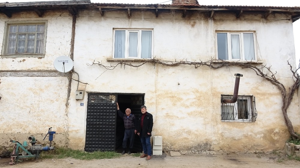Köyün gençleri evden çıkamayan yaşlıların ağaçlarını buduyor 