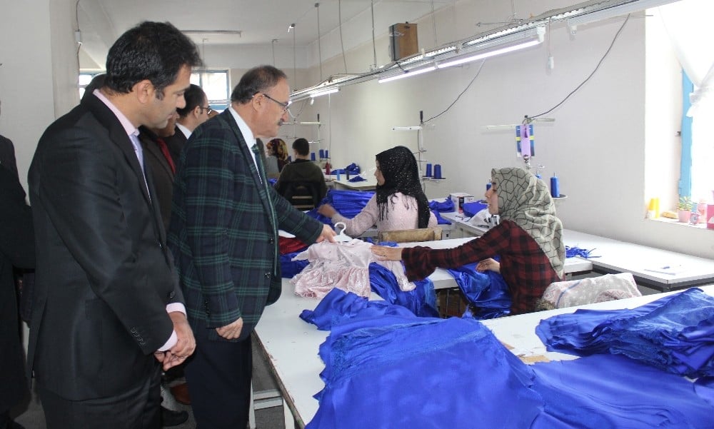 Köyün gençleri ve öğrenciler okul projesiyle kazanıyor 