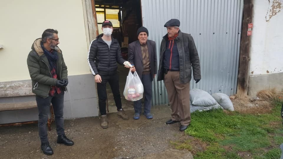 Köyün gençlerinden vefa örneği 