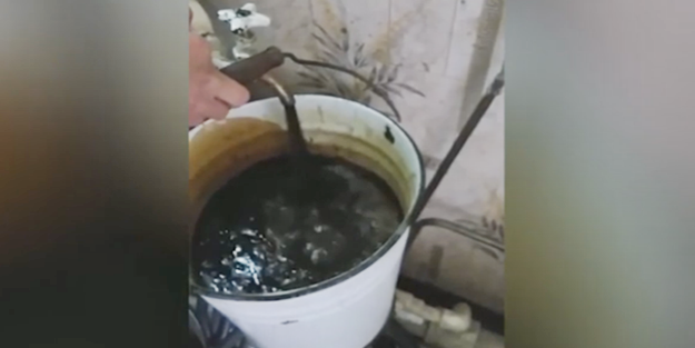 Köyün musluklarından sıcak petrol aktı