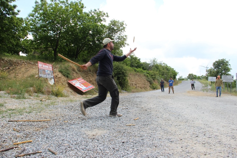 Köyün yetişkinleri çocukluğuna döndü 