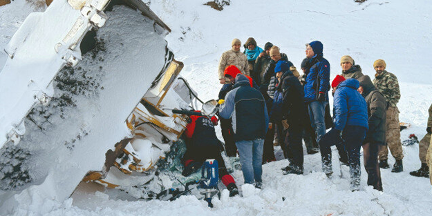 Koyunları kurtarırken öldüler!