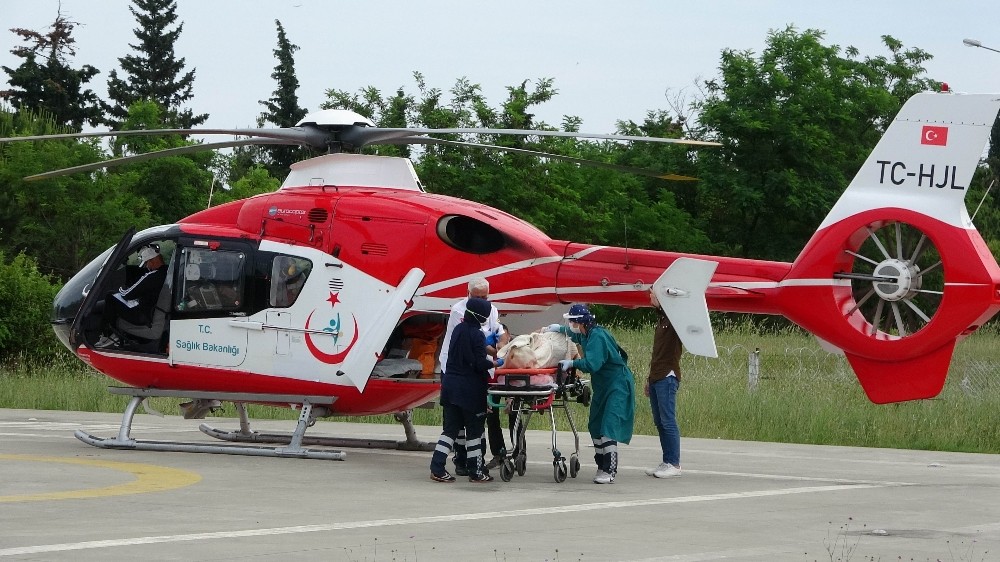 Koyunlarına saldıran kurtlara ateş edince kazar kendini vuran çoban helikopterle hastaneye kaldırıldı 