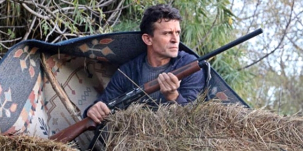 Koyunlarını paramparça edeni bulmak için eli tetikte bekliyor