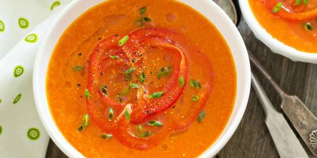 Köz biber çorbası tarifi nasıl yapılır? Közlenmiş kırmızı biber çorbası tarifi