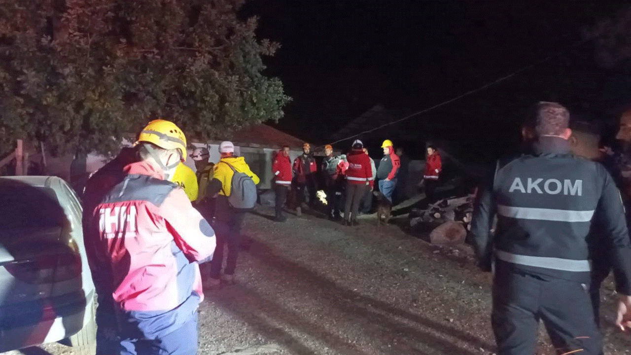 Kozan depreminde evler hasar gördü