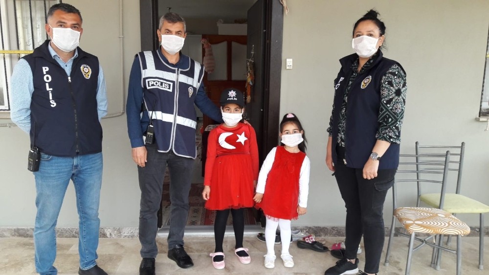 Kozan polisi 155’i arayan minik Hasret’i yalnız bırakmadı 