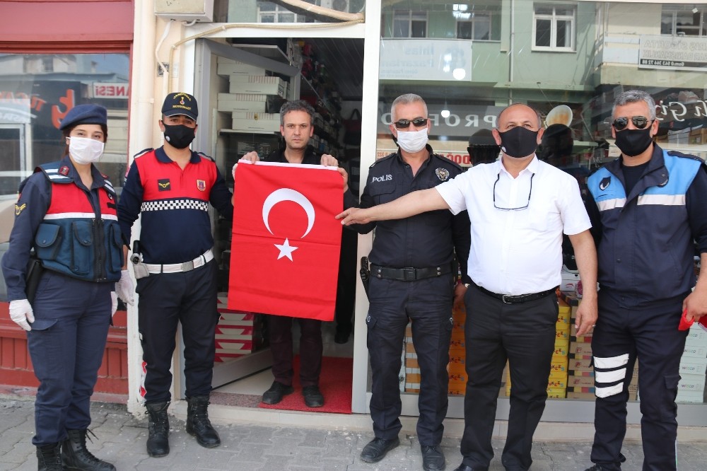 Kozan sokakları Türk bayrakları ile donatıldı 