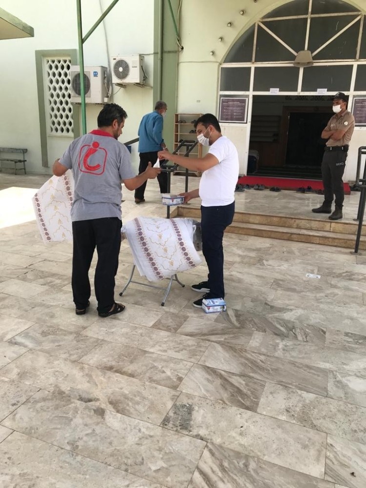 Kozan’da AK Parti’den cemaate maske ve seccade 