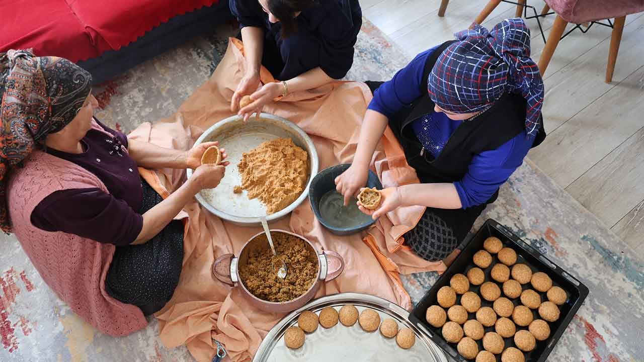 Kozan'da bayram bereketi başladı! Hanımların ellerinden sofralara lezzet akıyor!