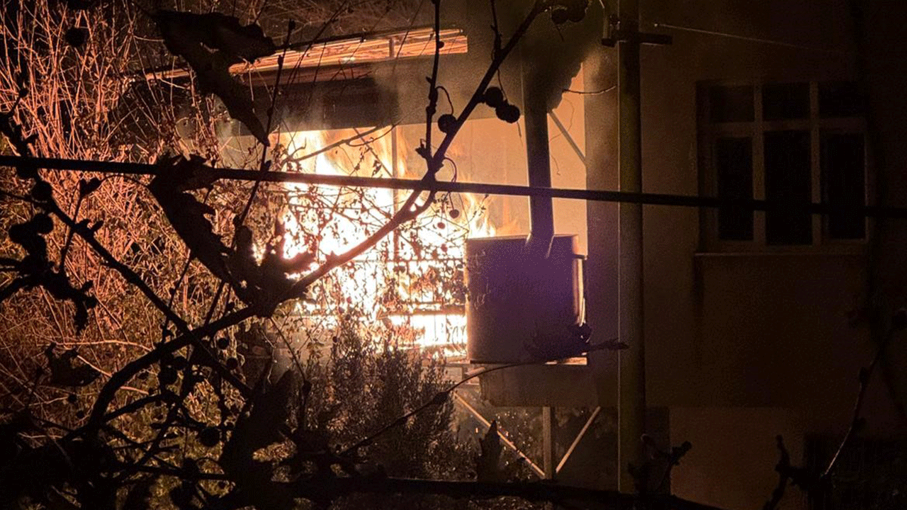 Kozan'da geceyi aydınlatan yangın!